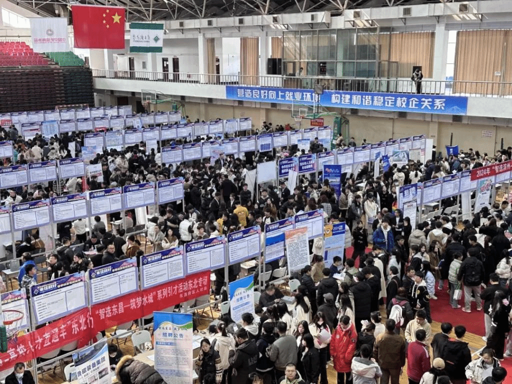 信息電子技術(shù)學(xué)院積極組織畢業(yè)生參加佳木斯大學(xué)2024屆春季綜合雙選會(huì)，助力學(xué)子對(duì)接江蘇信息技術(shù)咨詢服務(wù)產(chǎn)業(yè)